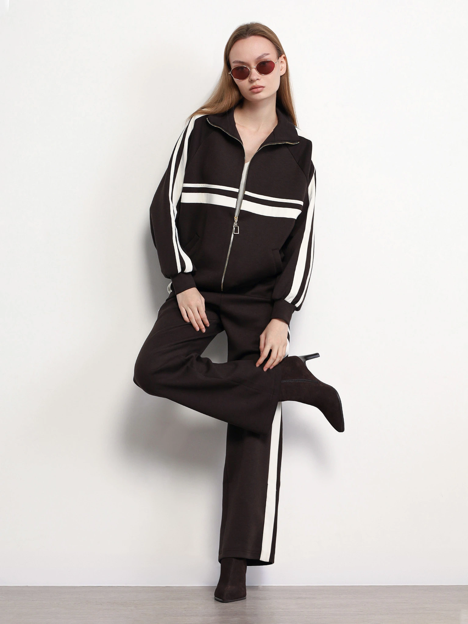 Куртка трикотажная темно-коричневого цвета прямого кроя